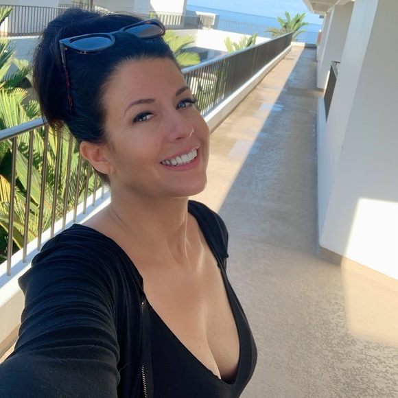 Hello Fellow Posher’s! I’m Jodi & welcome to my closet. - Picture 5 of 6